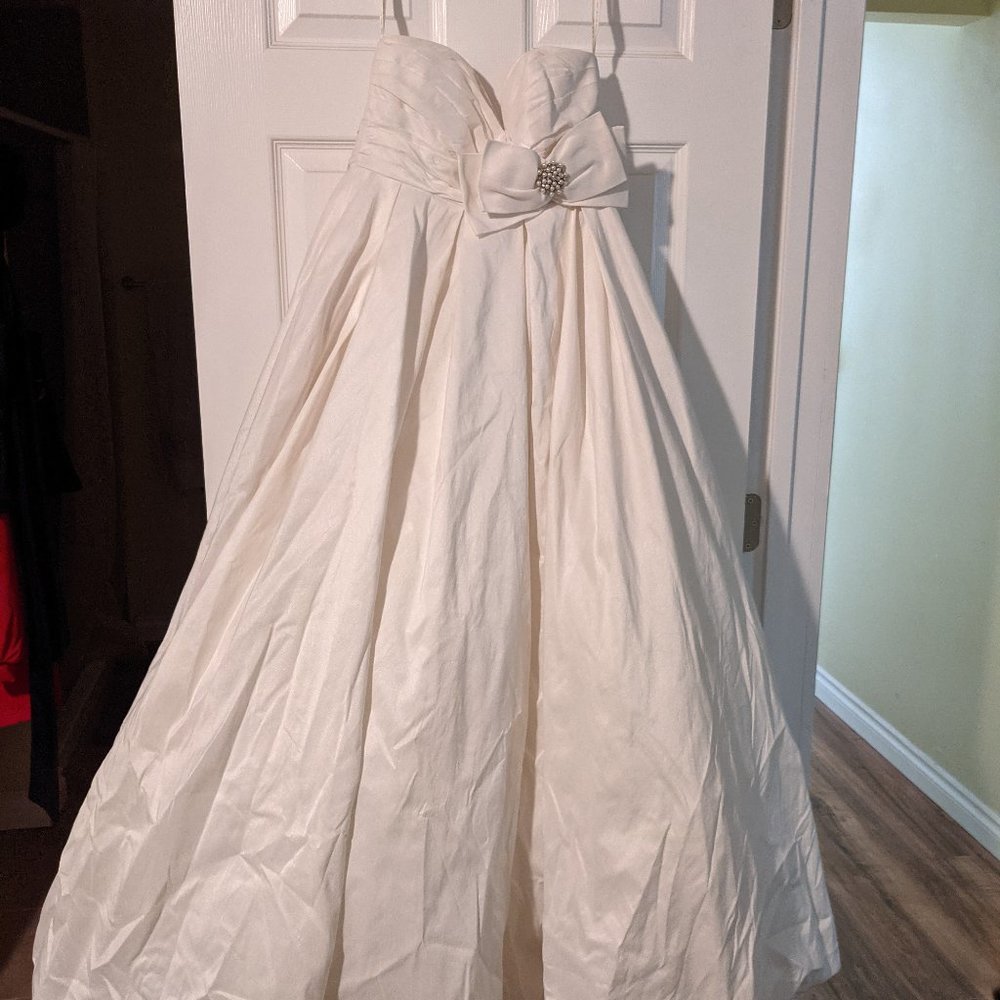 Ivory Wedding Dress Galina Size 4 David's Bridal